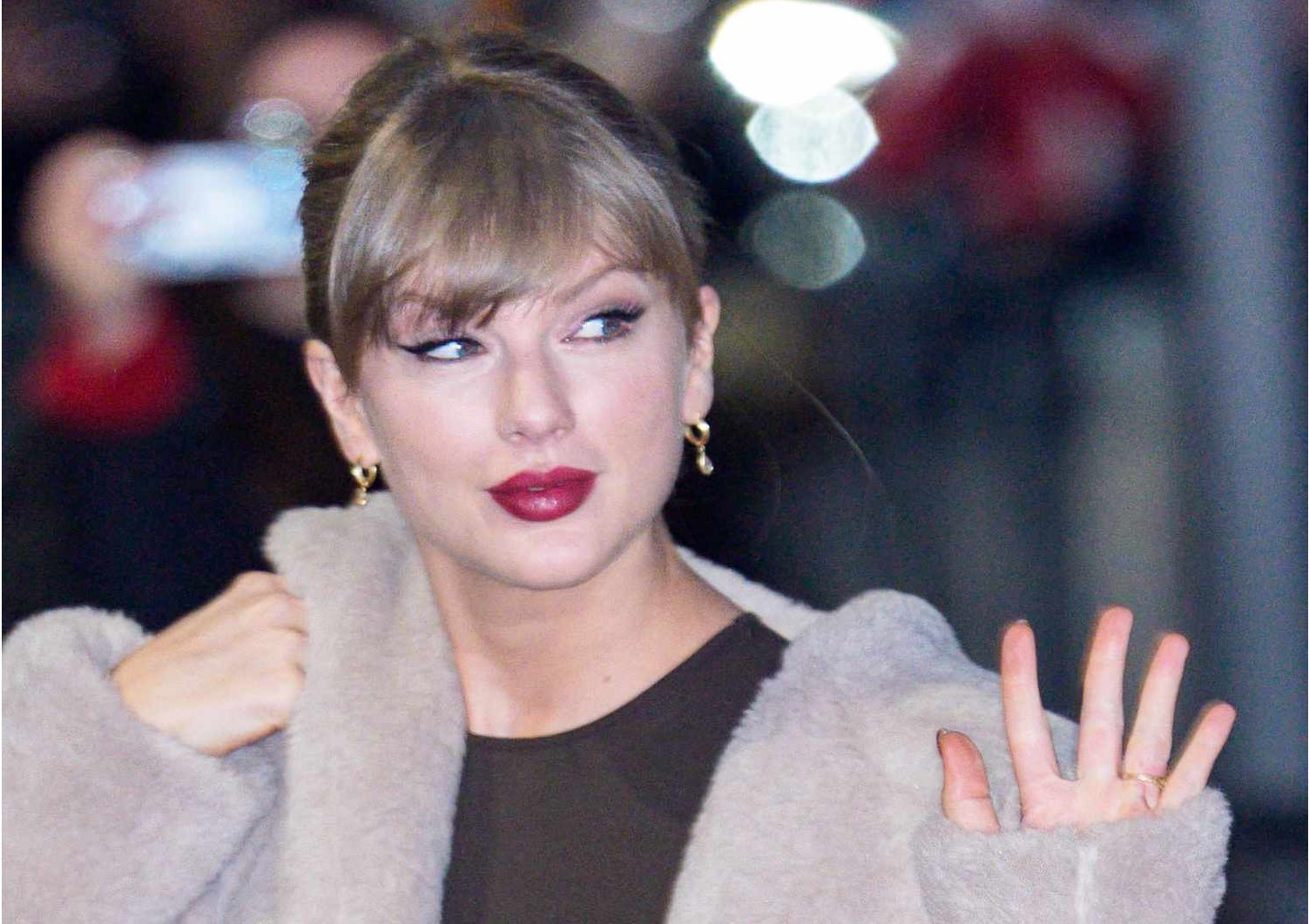 Taylor Swift seen on the street without her engagement ring just few days after breakup with Travis Kelce, reveals she is finally free and not interested in marriage anymore.