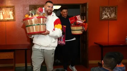 Moment Chiefs’ QB Patrick Mahomes And Travis Kelce Surprise A Local Family With Food, Gifts, And An Unforgettable Christmas Celebration